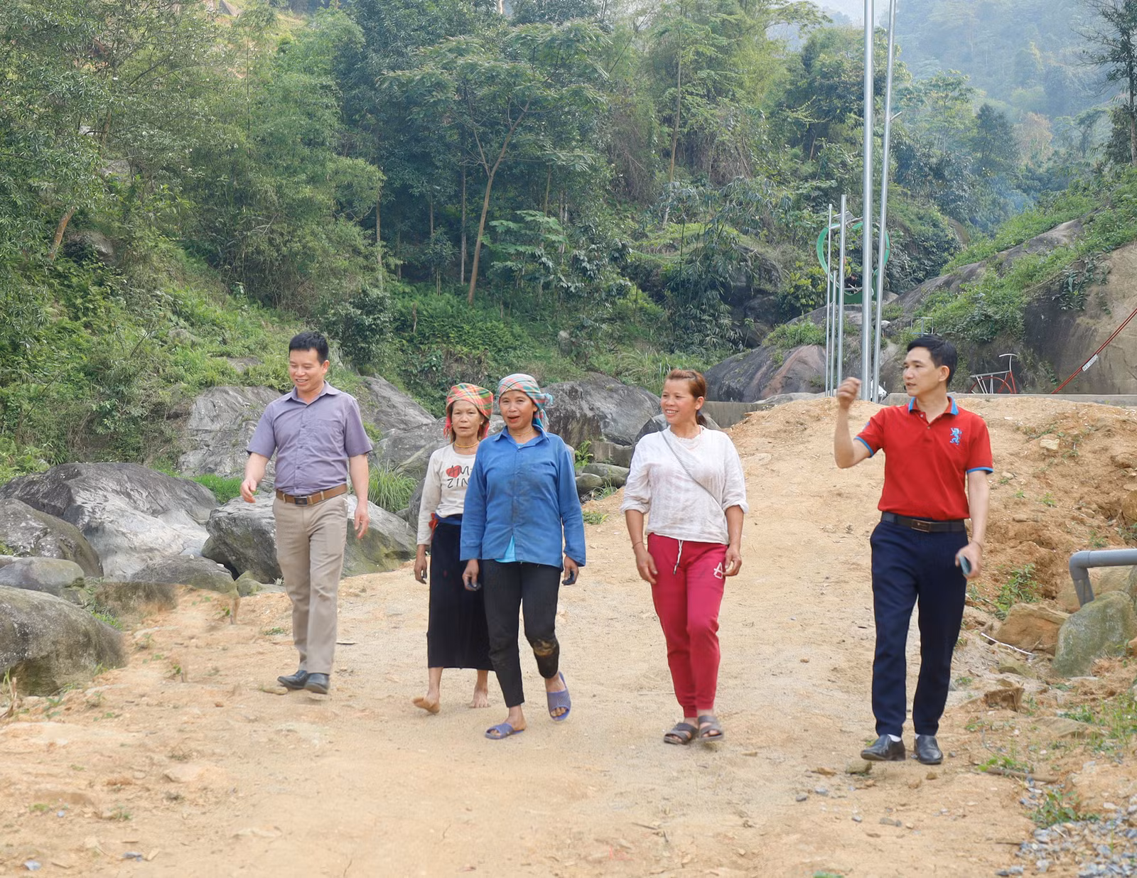 Bí thư Chi bộ người Xá Phó tâm huyết với công việc ảnh 1