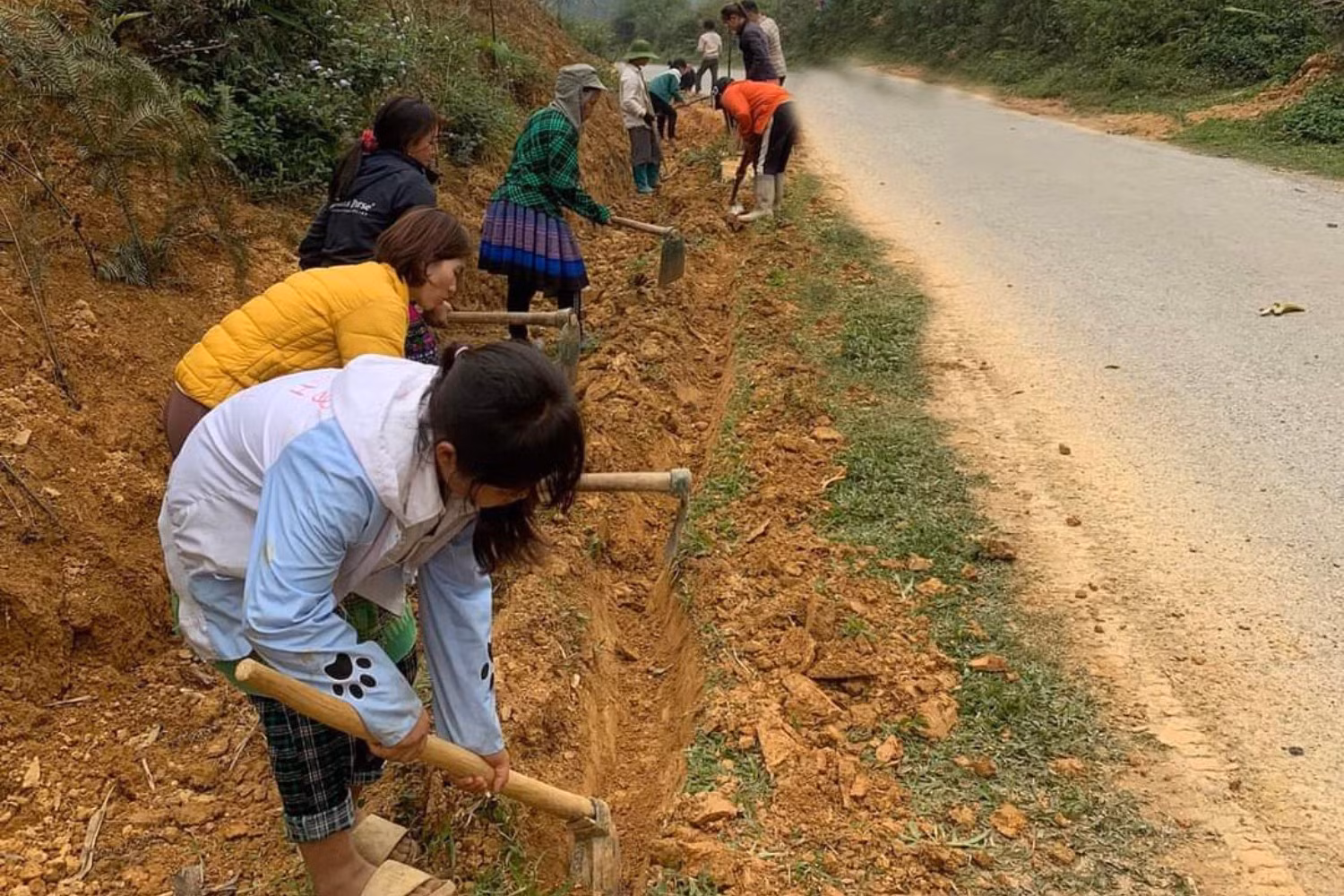 Bàn giao công trình cấp nước sinh hoạt cho hai phân hiệu trường học tại xã Bản Sen ảnh 2