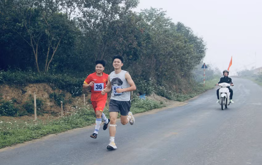 Các vận động viên tranh tài tại Giải chạy việt dã truyền thống huyện Bảo Thắng lần thứ 43.