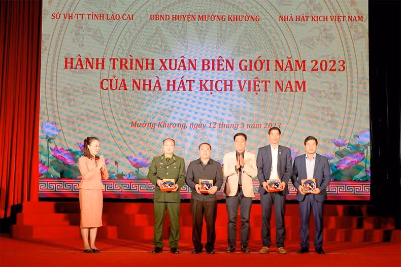 Thăm và tặng quà cán bộ, chiến sĩ biên phòng tại Mường Khương (Lào Cai).