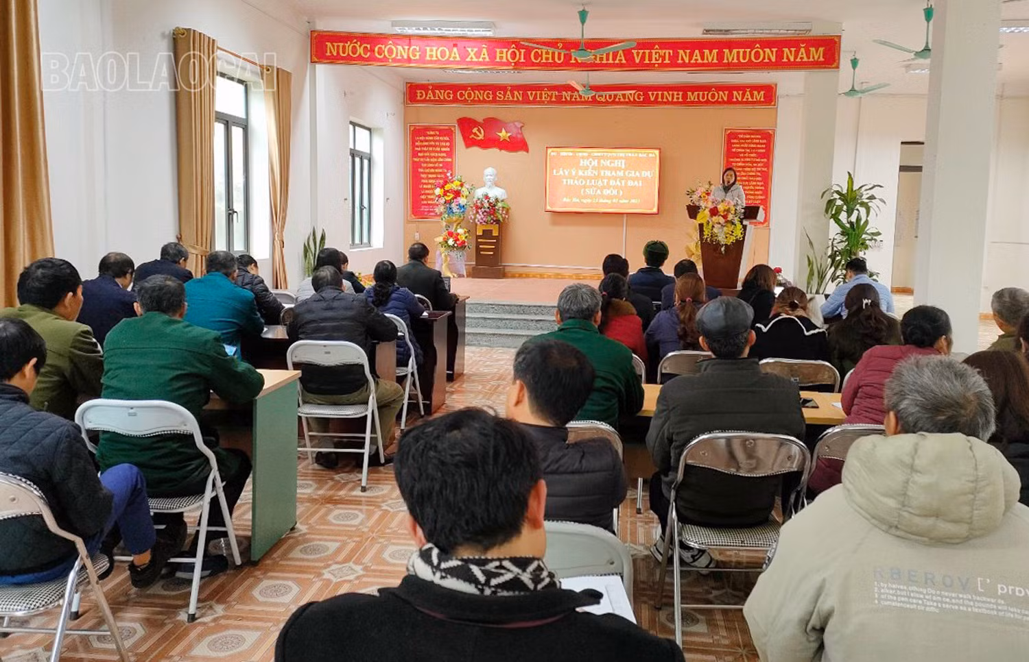 Tổ chức hội nghị lấy ý kiến Nhân dân về Dự thảo Luật Đất đai (sửa đổi) tại thị trấn Bắc Hà, huyện Bắc Hà.
