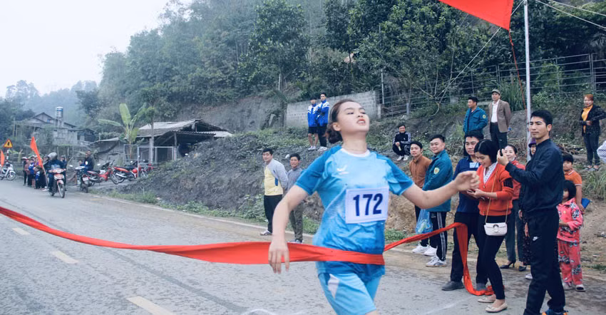Các vận động viên tranh tài tại Giải chạy việt dã truyền thống huyện Bảo Thắng lần thứ 43.