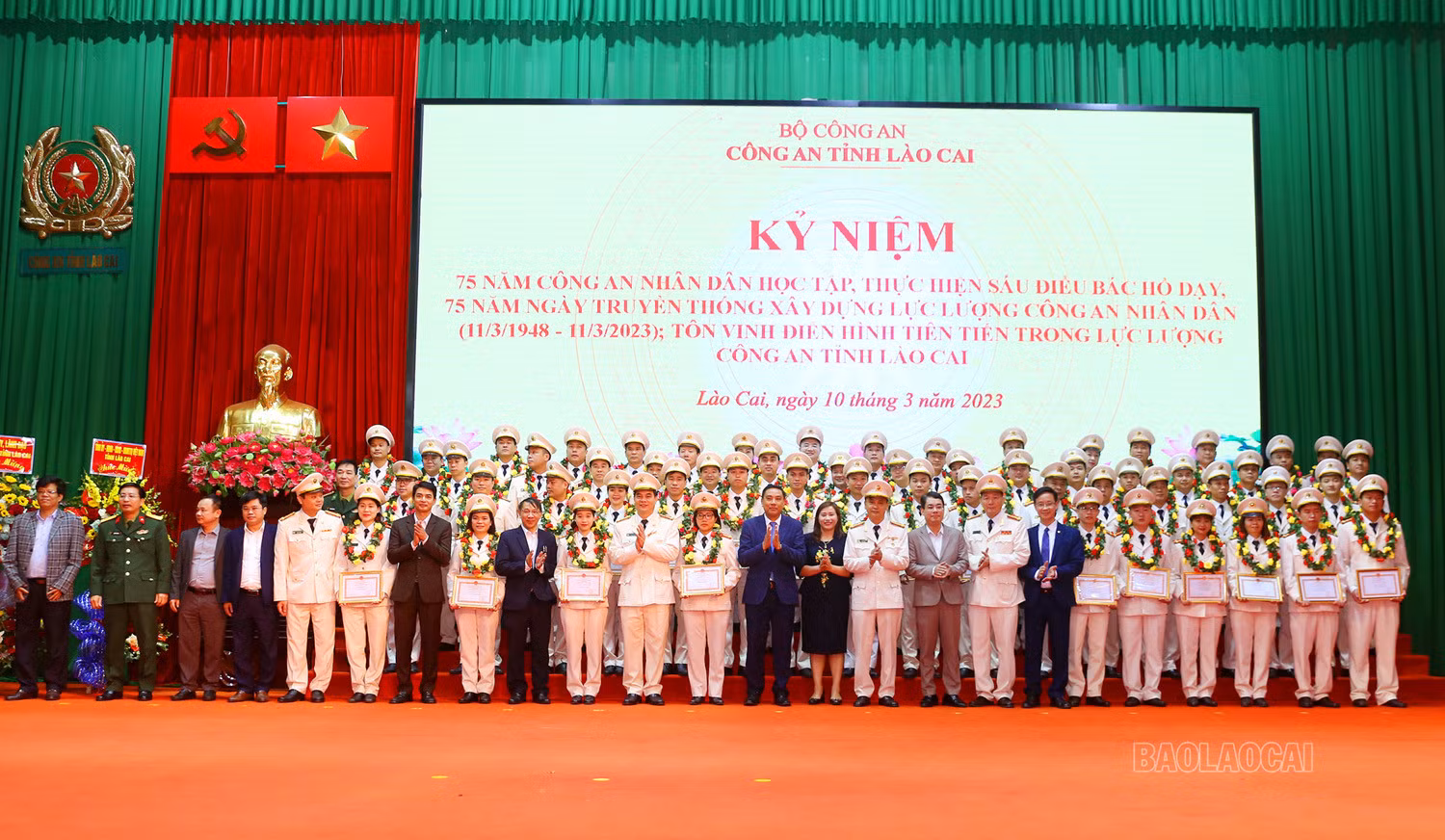 Công an tỉnh chúc mừng đại diện các tập thể trong đơn vị. Biểu dương các tập thể điển hình tiên tiến. Biểu dương các cá nhân điển hình tiên tiến. Khen thưởng cá nhân đoạt giải Nhì cuộc thi ảnh “Tự hào người nữ chiến sĩ CAND” do Bộ Công an tổ chức. Các đại biểu chụp ảnh lưu niệm với các tập thể, cá nhân điển hình tiên tiến.