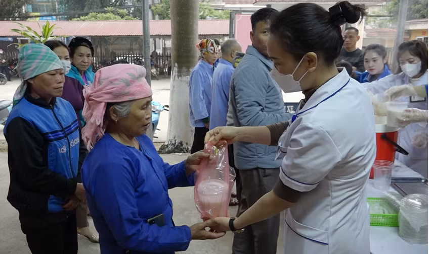 Tặng cháo miễn phí cho bệnh nhân.