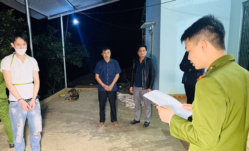 Công an thành phố Lào Cai ra lệnh giữ người trong trường hợp khẩn cấp.