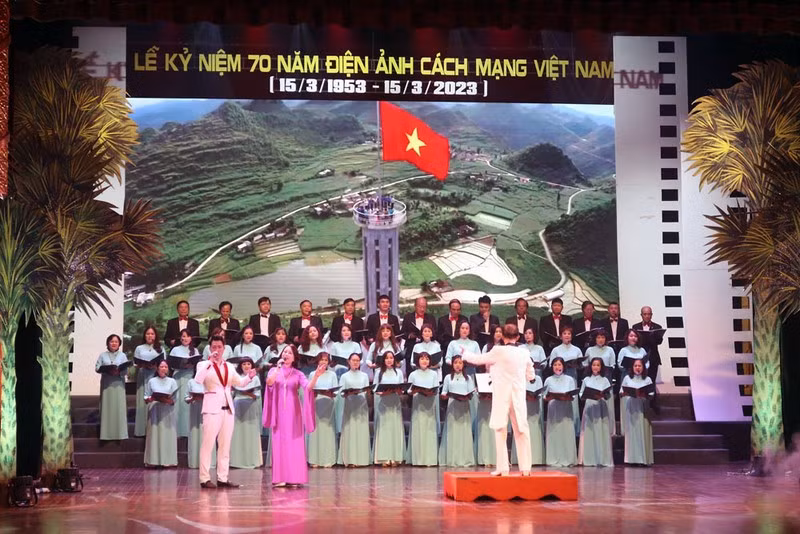 Biểu diễn văn nghệ chào mừng tại Lễ kỷ niệm.