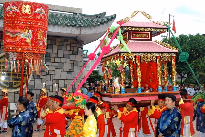 Lễ hội Vía Bà Chúa Xứ núi Sam, một trong những lễ hội lớn có sức ảnh hưởng đến người dân khu vực Tây Nam bộ nói riêng và phía Nam nói chung.