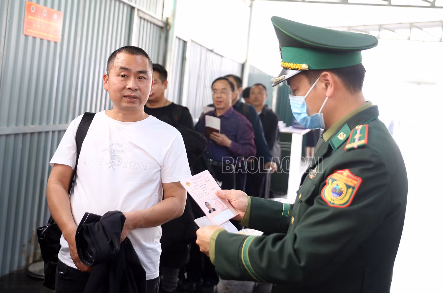 Chào đón đoàn khách du lịch Trung Quốc đầu tiên qua Cửa khẩu Quốc tế Lào Cai ảnh 4