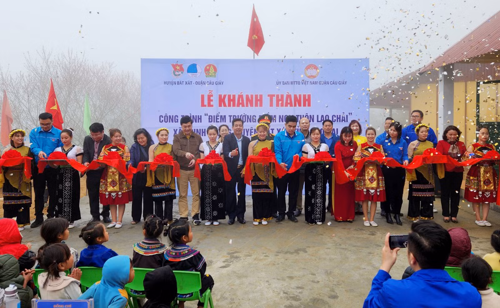Cắt băng khánh thành công trình.