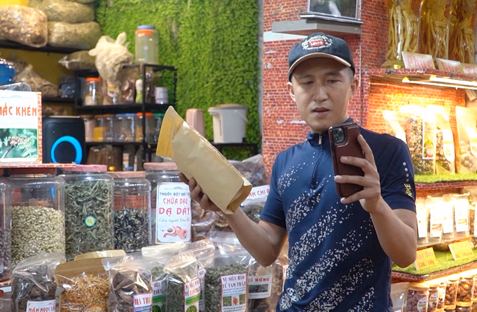 Tiểu thương tại chợ Sa Pa livestream bán hàng online cho khách hàng trên internet.
