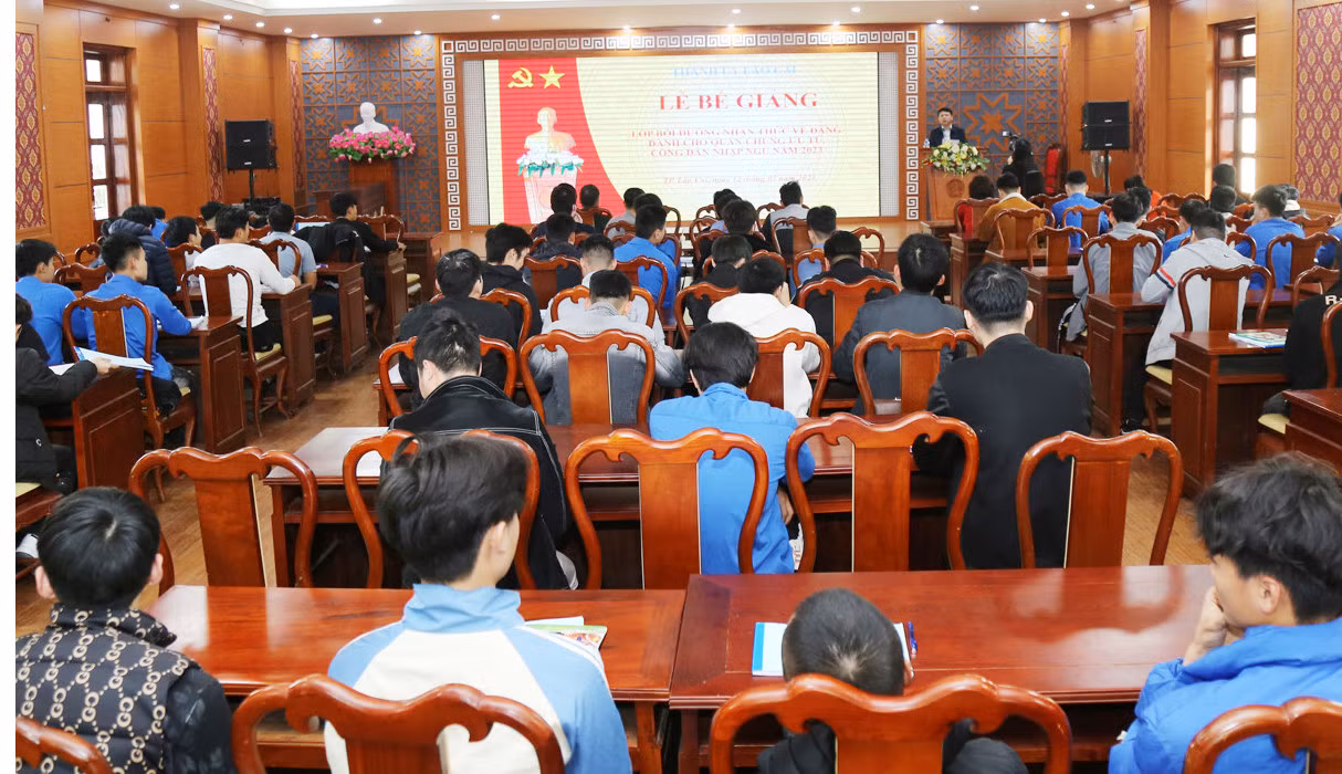 Lớp bồi dưỡng nhận thức về Đảng cho quần chúng ưu tú, công dân chuẩn bị nhập ngũ đợt 1 - năm 2023.