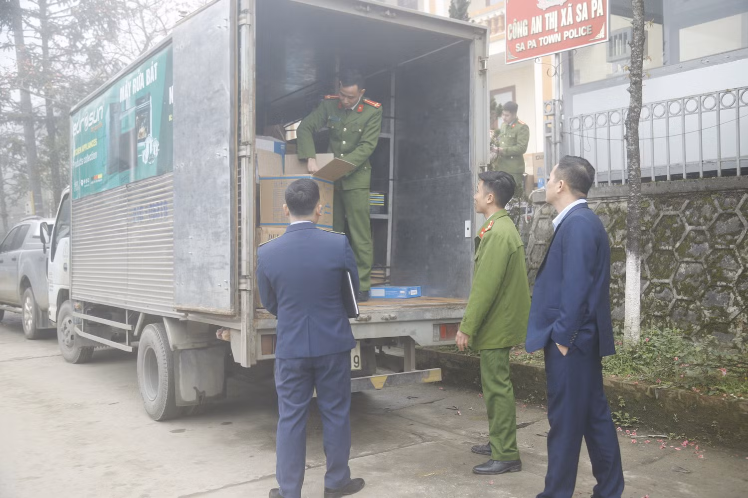 Chủ xe không xuất trình được hóa đơn, chứng từ liên quan đến các mặt hàng.