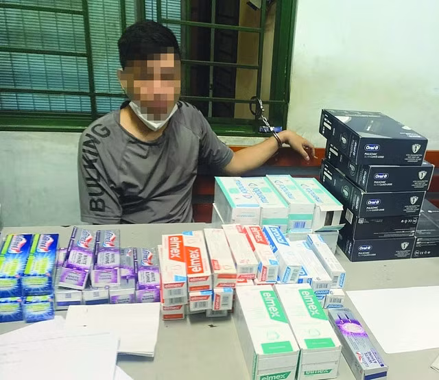 Đối tượng và ma túy tang vật (được ngụy trang dưới vỏ bọc nhiều hàng hóa thông thường).