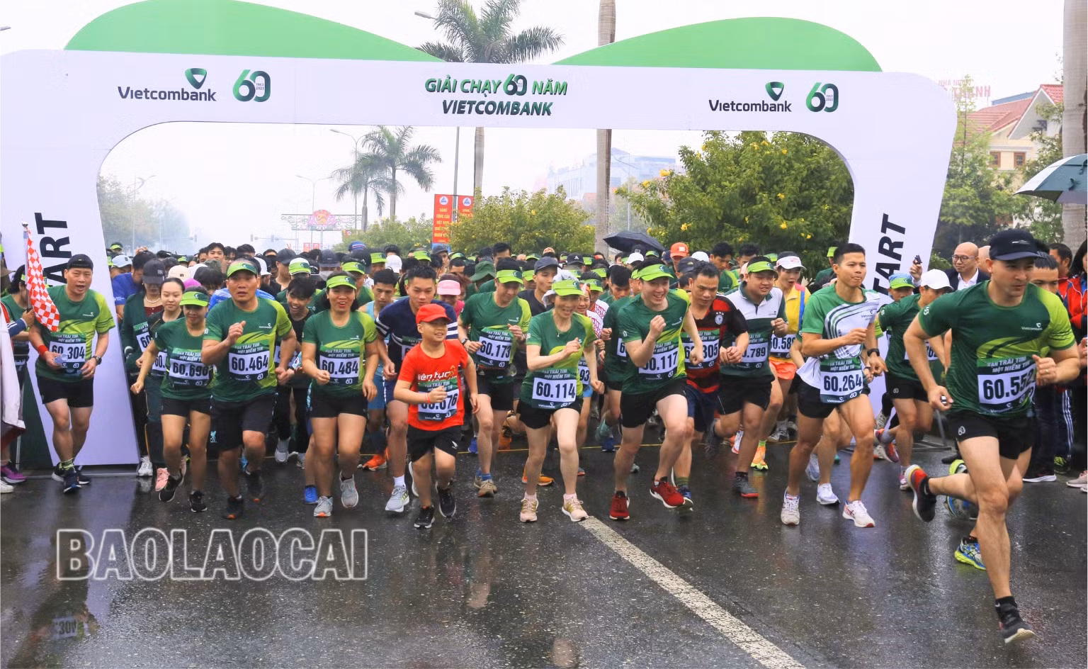 Các vận động viên tranh tài ngay sau lễ khai mạc.