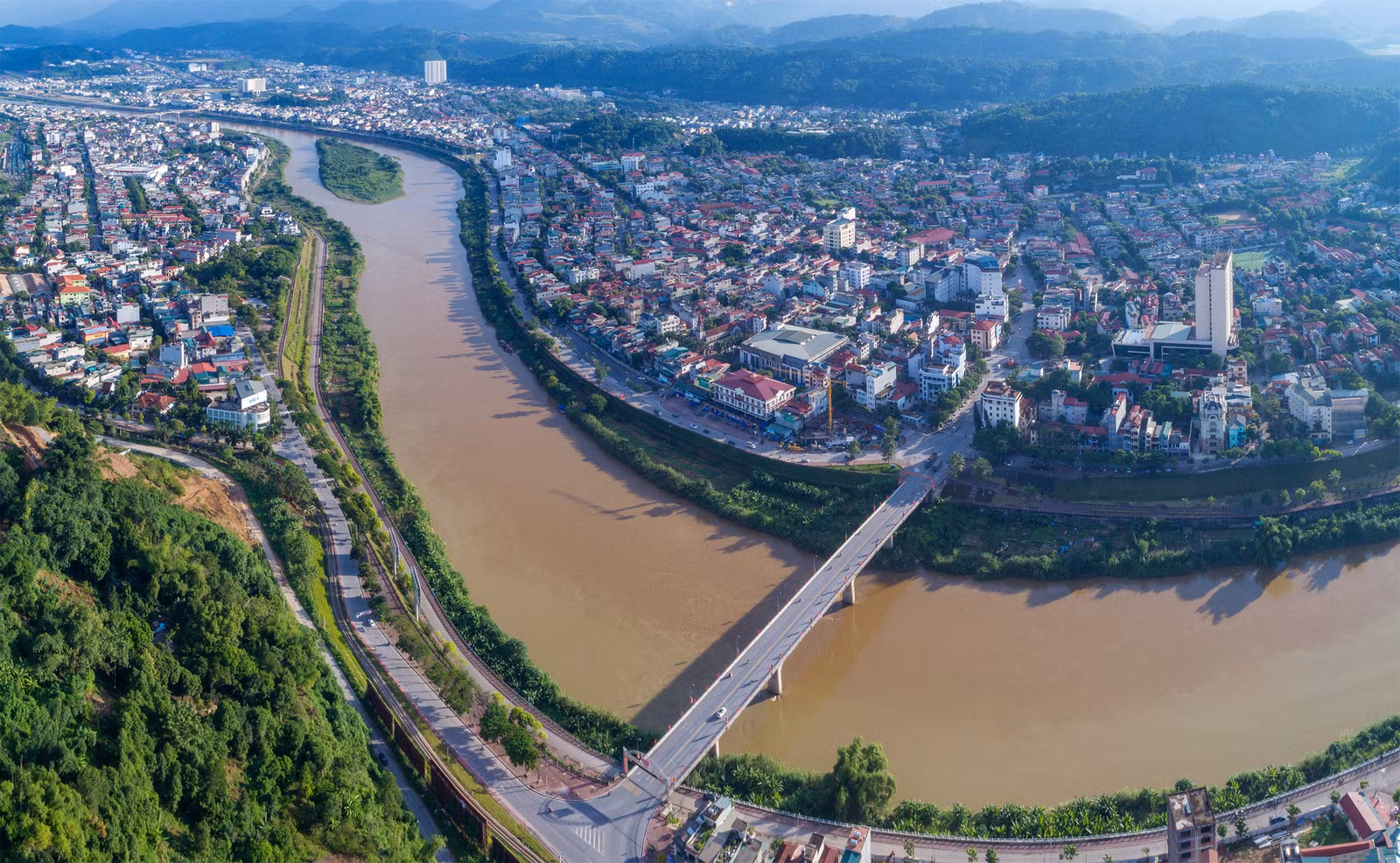Sông Hồng chỉ khi đến thành phố Lào Cai mới trọn vẹn đôi bờ chảy vào lòng đất Việt. Ảnh: Ngọc Bằng