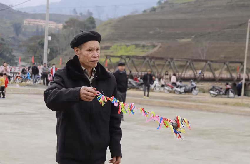 Đồng bào Giáy Mường Hum mở hội ném còn cầu năm mới mưa thuận gió hòa ảnh 2