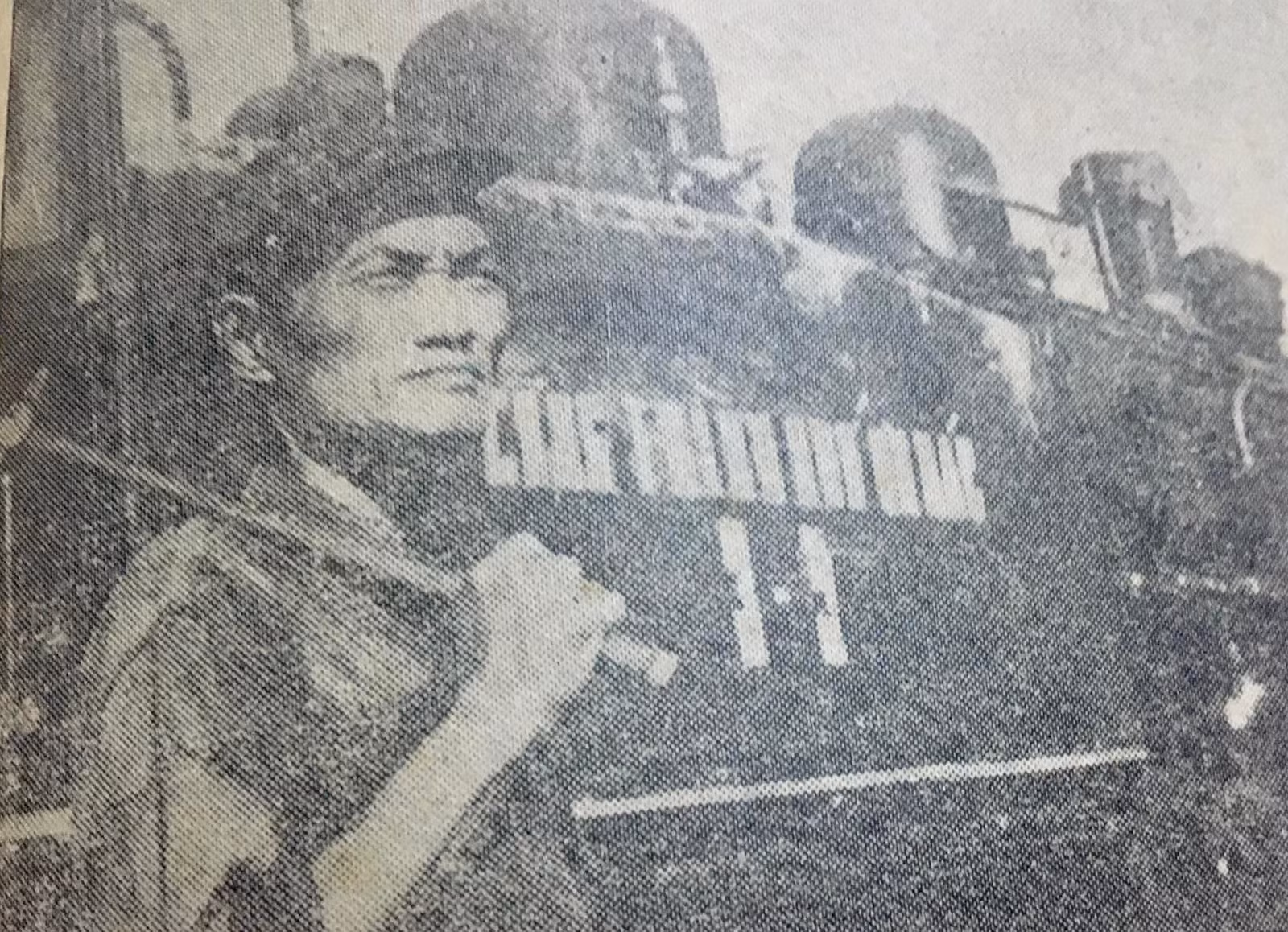 Ông Nguyễn Văn Thêm có vinh dự đặc biệt lái tàu đưa Bác Hồ từ Thủ đô Hà Nội lên thăm tỉnh Lào Cai ngày 23-24/9/1958. Ảnh: BÁO LÀO CAI ĐỔI MỚI