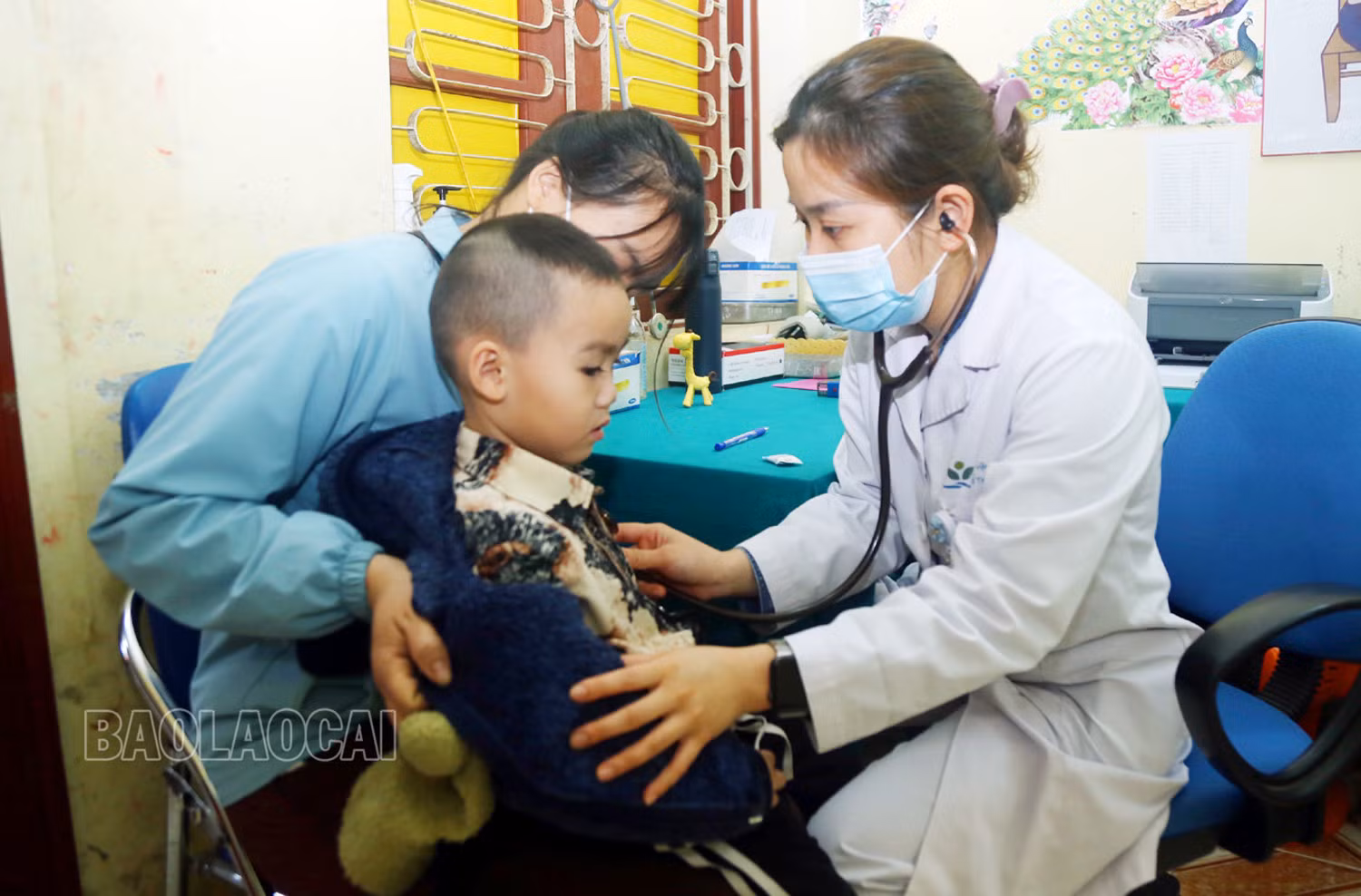Bác sỹ Nguyễn Thị Thanh Lam khám bệnh cho trẻ em tại Bệnh viện Đa khoa huyện Mường Khương.