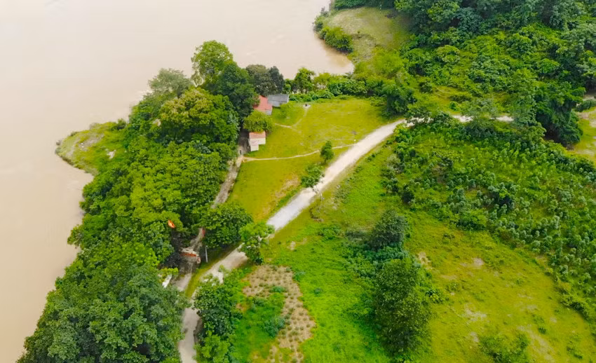 Đền Hai Cô tọa lạc bên bờ sông Hồng, tại thôn Kim Quang.