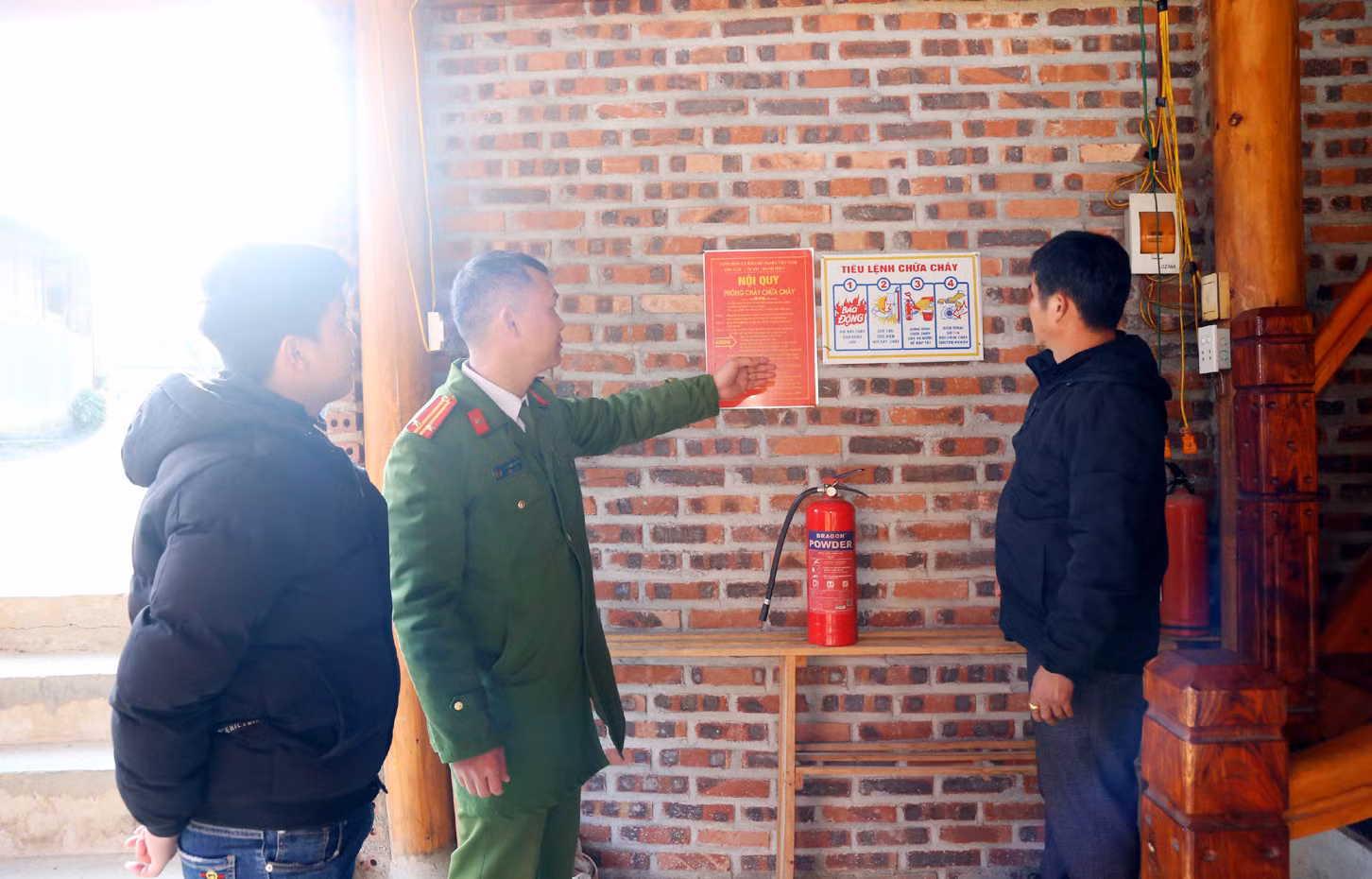 Công an xã Tà Chải hướng dẫn người dân kỹ năng sử dụng thiết bị phòng cháy, chữa cháy tại homestay.