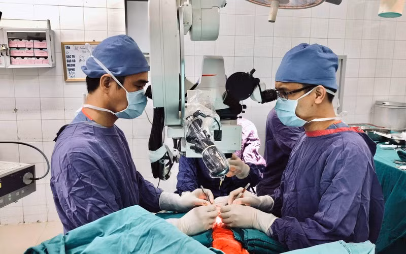 Hoạt động mổ phiên tại Bệnh viện Hữu nghị Việt Ðức đã trở lại bình thường. Trong ảnh: Các bác sĩ Khoa Phẫu thuật Hàm mặt-Tạo hình-Thẩm mỹ thực hiện ca phẫu thuật nối da đầu bị lột đứt rời cho người bệnh. 