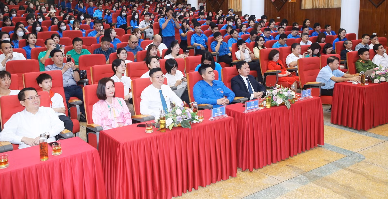 Các đại biểu dự gặp mặt.