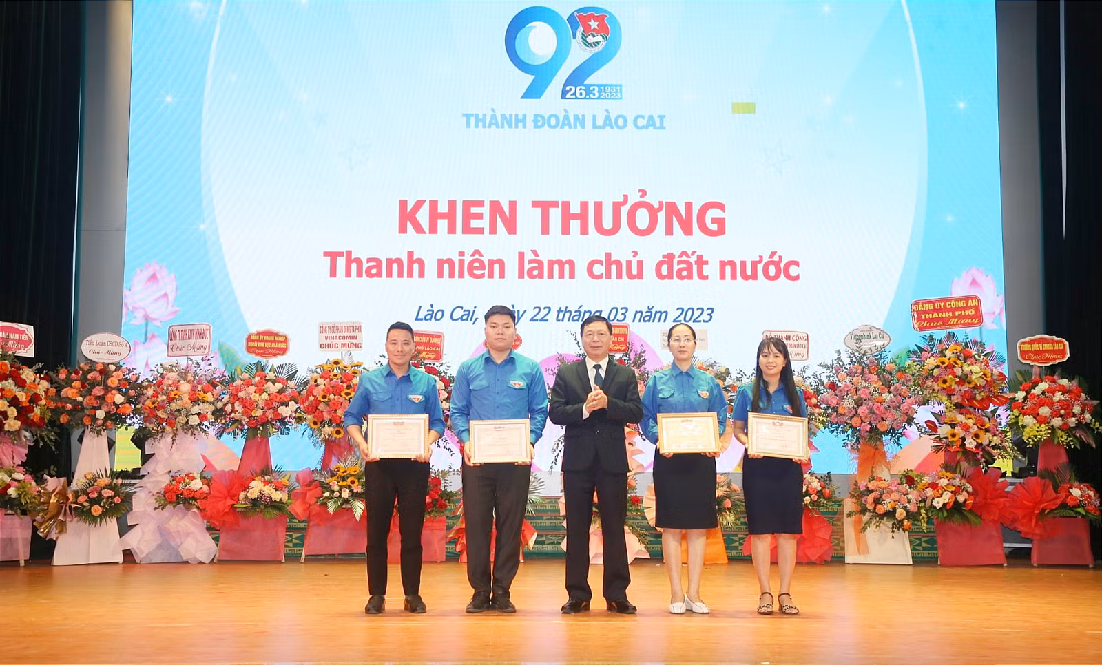 Khen thưởng các cá nhân, tập thể xuất sắc trong phong trào "Thanh niên làm chủ đất nước".