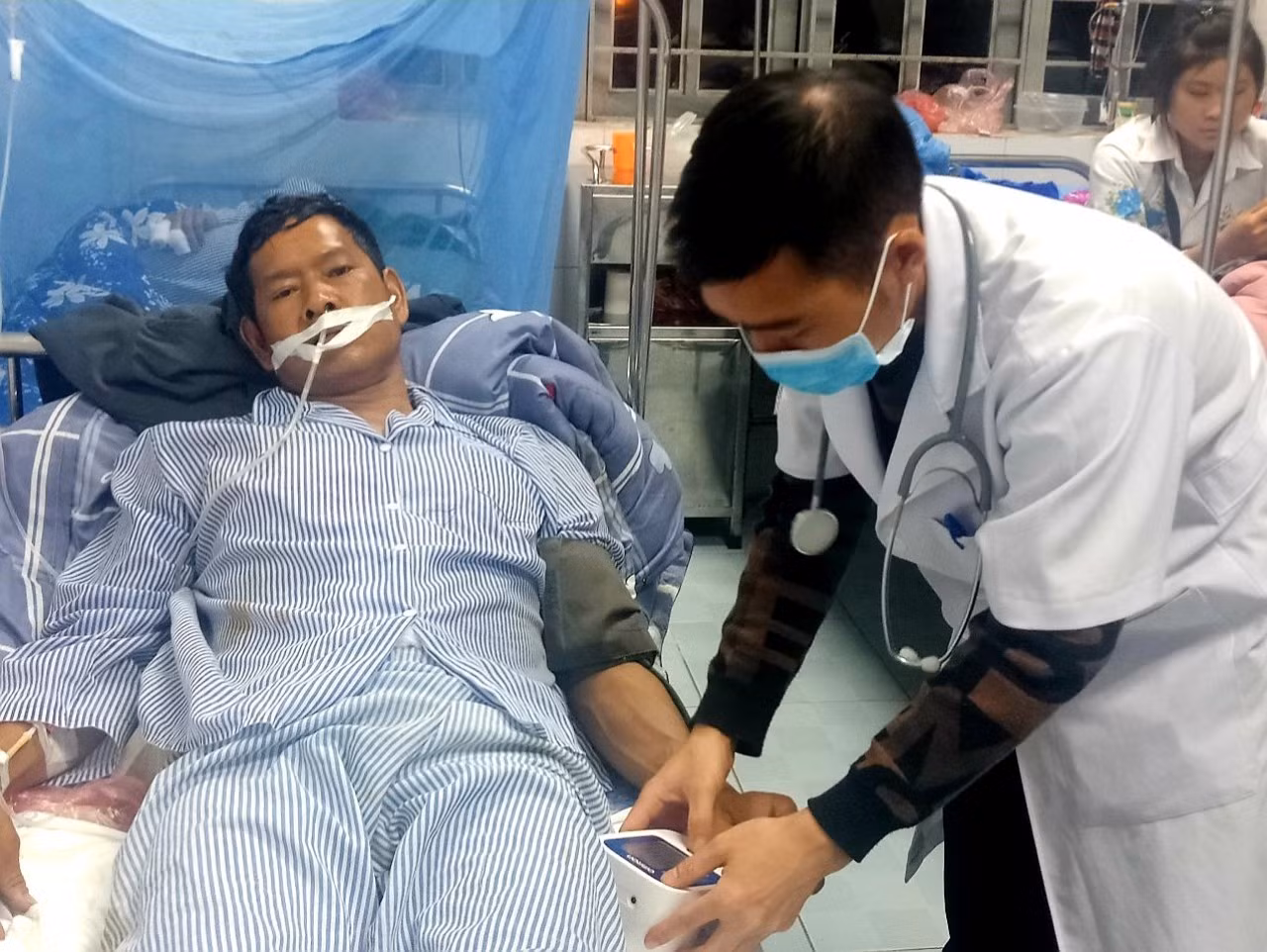Bệnh viện Đa khoa huyện Bát Xát cấp cứu thành công ca bệnh thủng dạ dày ảnh 1