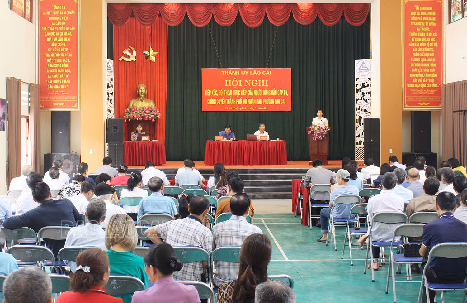 Thường trực Thành ủy tiếp xúc, đối thoại với Nhân dân phường Lào Cai ảnh 1