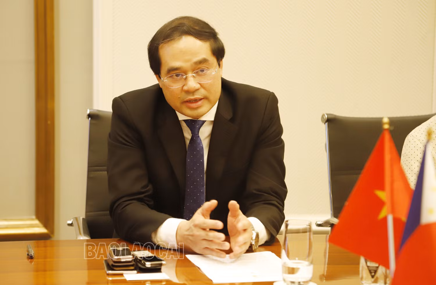 Chủ tịch UBND tỉnh Trịnh Xuân Trường thông tin về tình hình kinh tế - xã hội và thu hút đầu tư của tỉnh Lào Cai.
