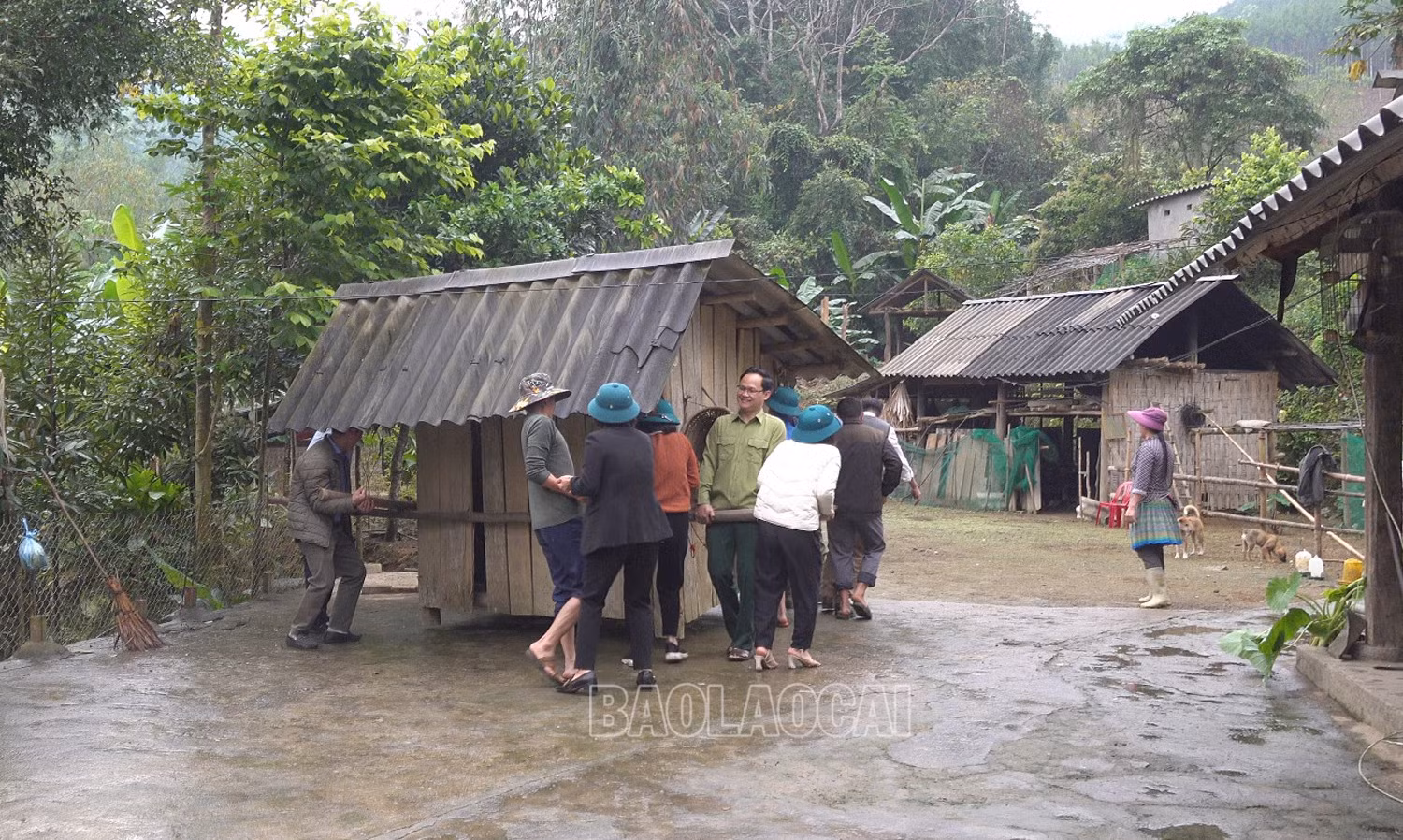 Ngay sau lễ phát động, đại biểu và Nhân dân ra quân thực hiện nhiều hoạt động thiết thực, góp phần giữ gìn vệ sinh, bảo vệ môi trường sống.