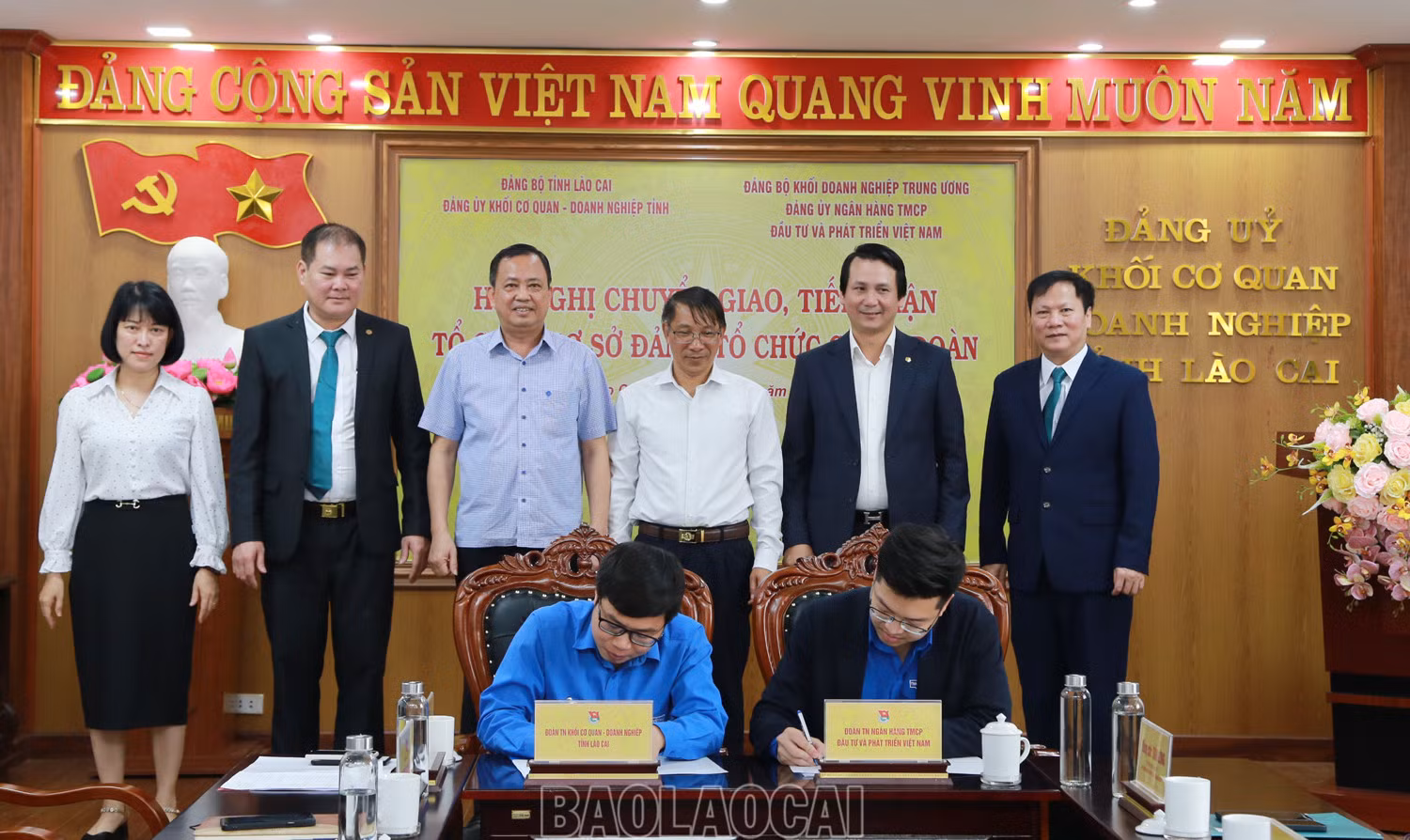 Ký bàn giao, tiếp nhận tổ chức cơ sở đoàn giữa Đoàn Khối Cơ quan – Doanh nghiệp tỉnh và Đoàn Thanh niên Ngân hàng Thương mại Cổ phần Đầu tư và phát triển Việt Nam. Tặng hoa chúc mừng việc chuyển giao, tiếp nhận tổ chức cơ sở đoàn.