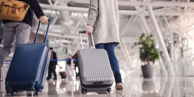 Không nên xách đồ hộ người lạ khi chưa biết rõ về hành lý.