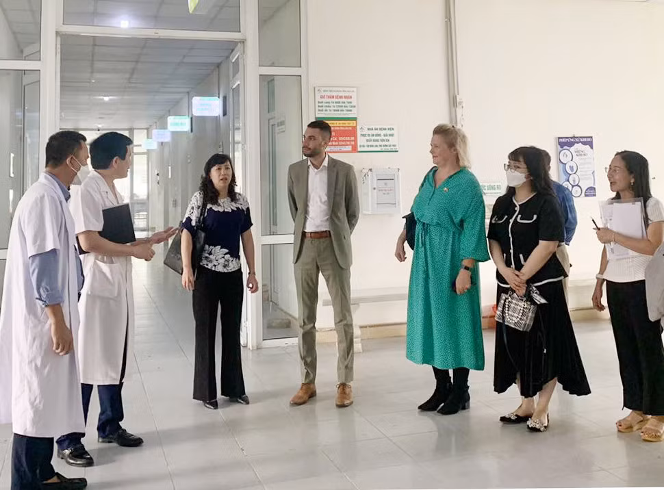 Đoàn đại sứ tham quan các khoa phòng tại Bệnh viện.