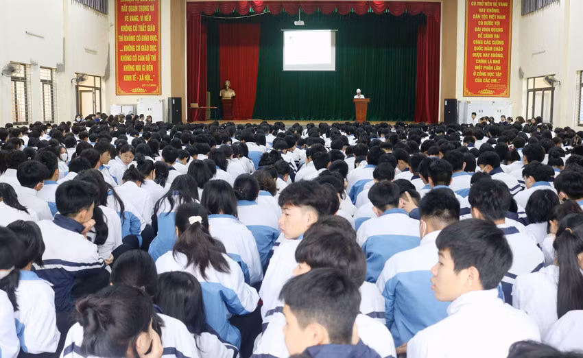 Hơn 900 học sinh được tuyên truyền sử dụng điện an toàn, tiết kiệm ảnh 1