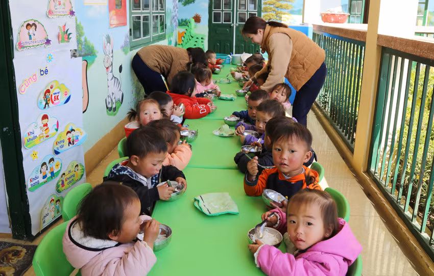 Học sinh Trường Mầm non Tả Giàng Phình, xã Ngũ Chỉ Sơn, thị xã Sa Pa được hỗ trợ ăn trưa theo Nghị định 105.