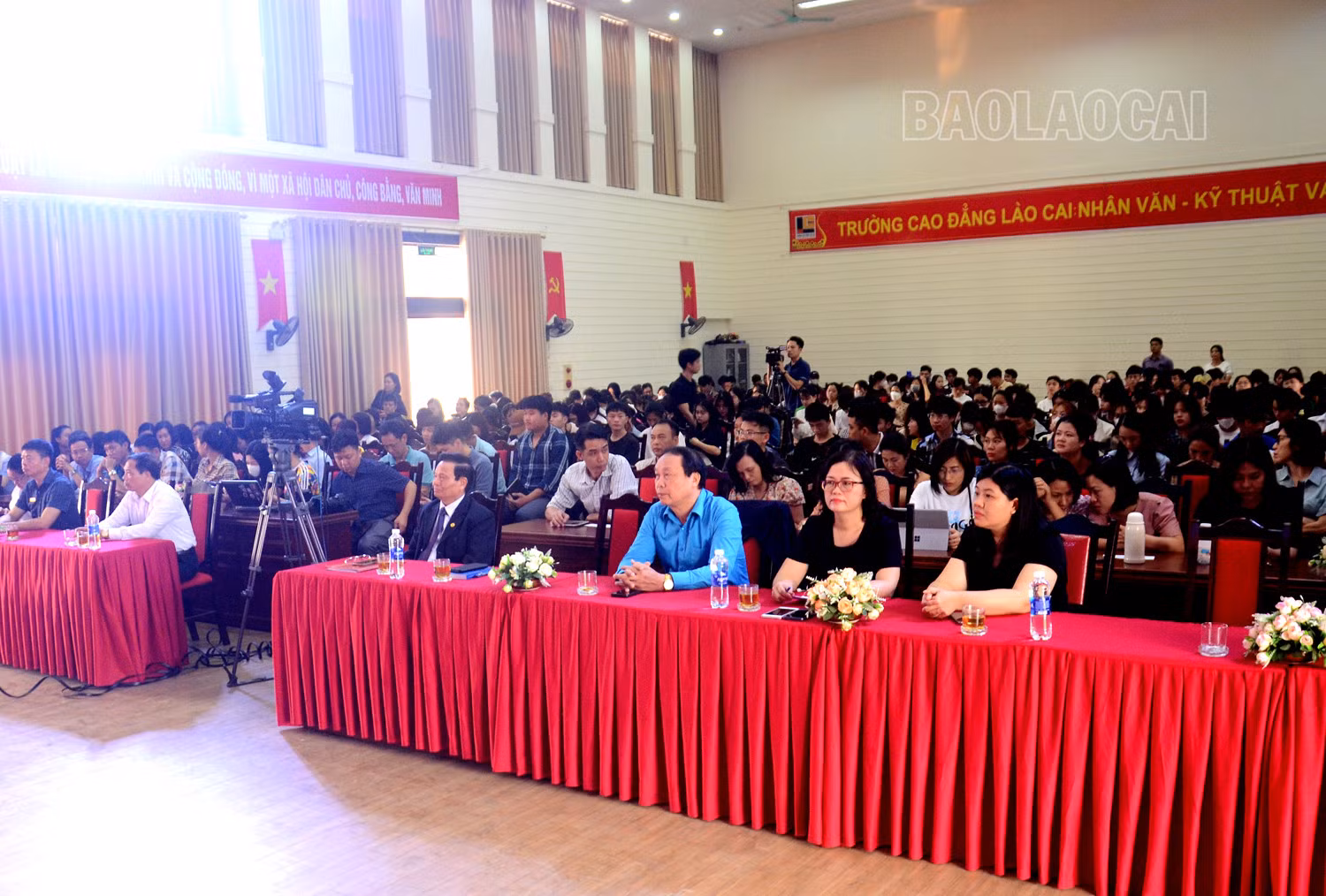 Đại biểu và sinh viên tham dự buổi nói chuyện chuyên đề.