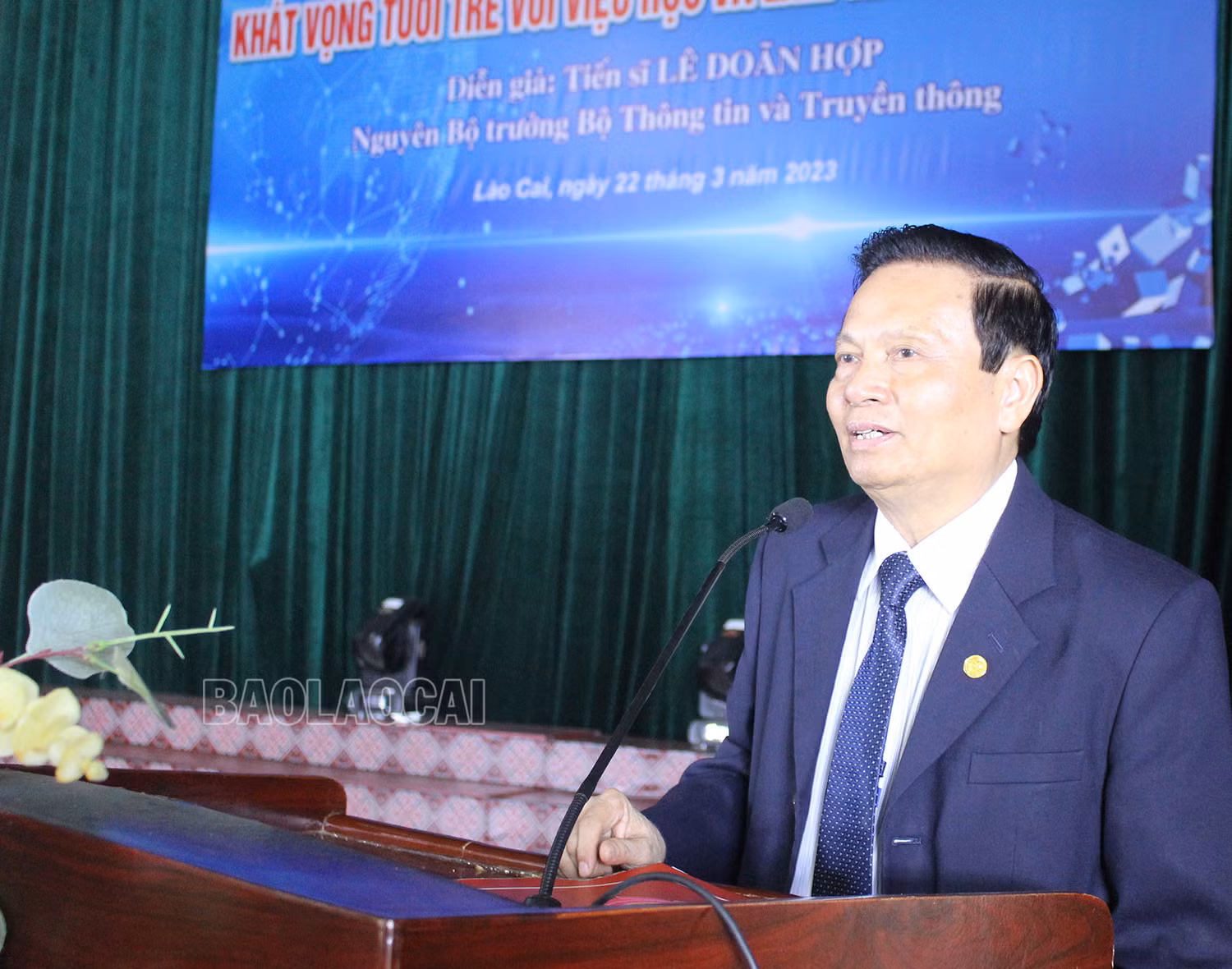 Tiến sỹ Lê Doãn Hợp tại buổi nói chuyện chuyên đề.