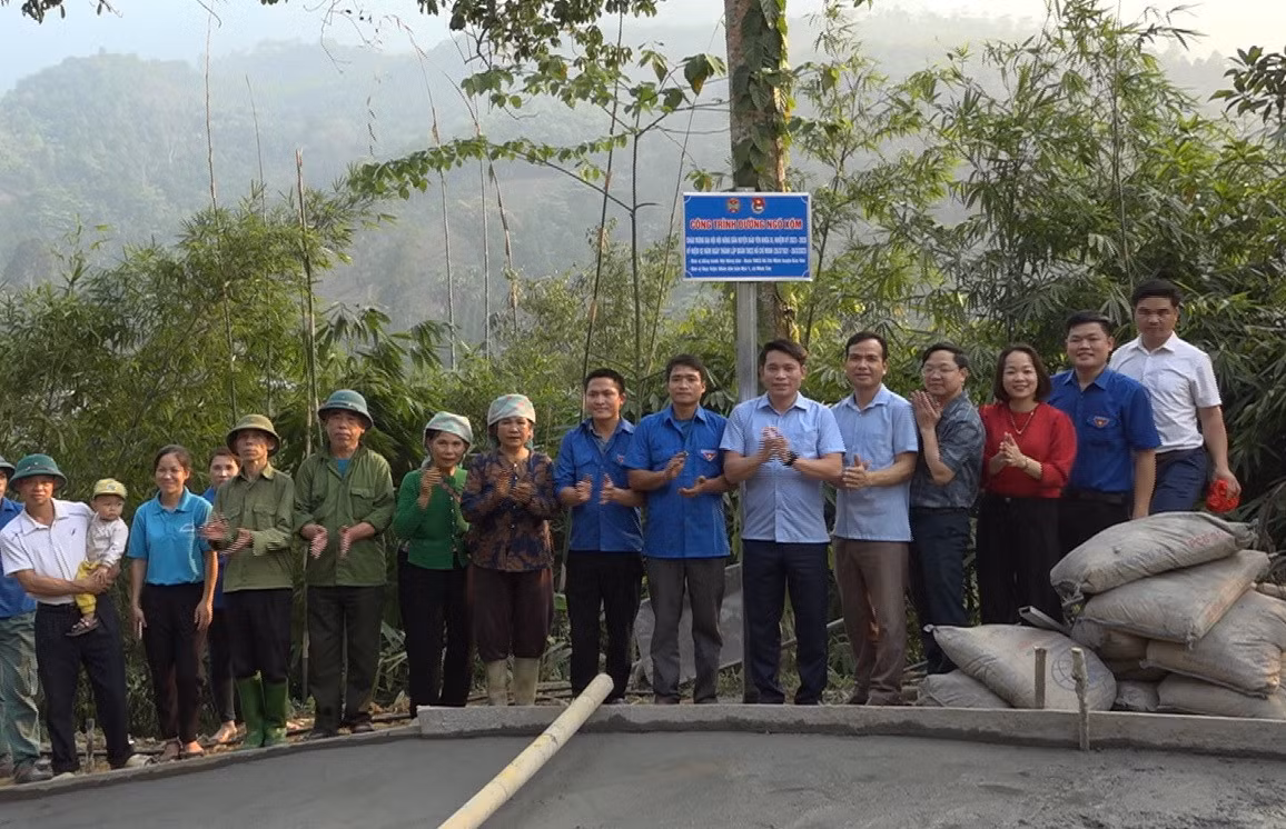 Gắn biển công trình.