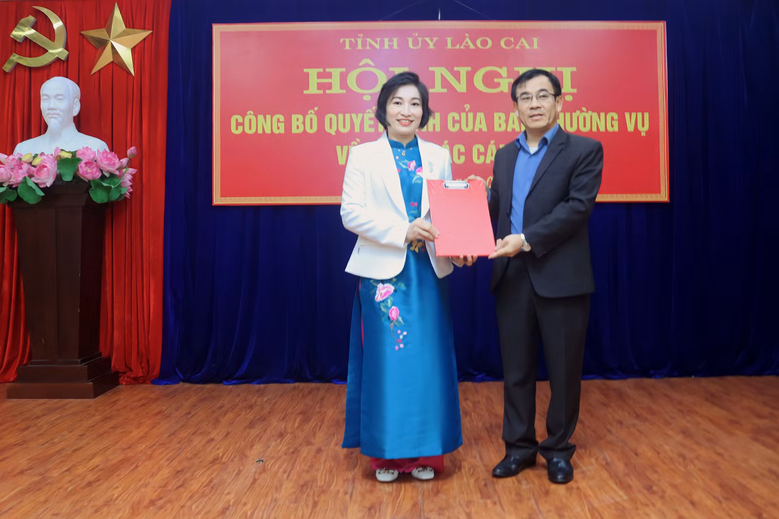 Đồng chí Phạm Toàn Thắng, Ủy viên Ban Thường vụ, Trưởng Ban Tổ chức Tỉnh ủy trao quyết định điều động, chỉ định.