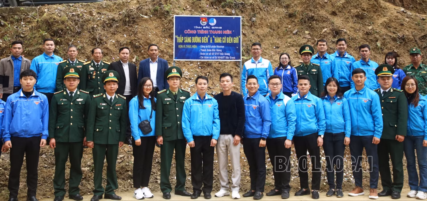 Khánh thành công trình thanh niên "Thắp sáng đường biên" và "Hàng cờ biên giới".