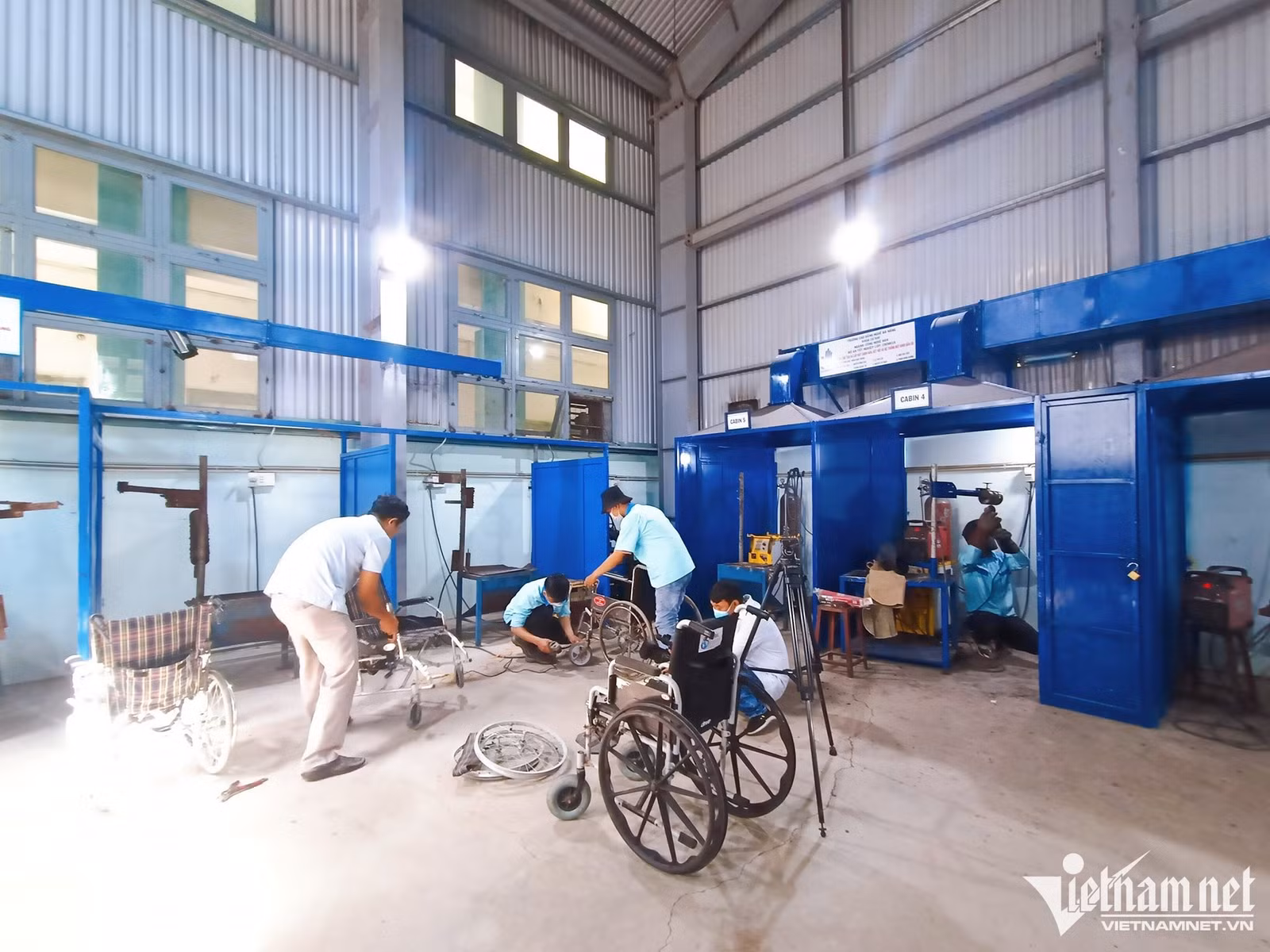 Xưởng sửa xe đặc biệt mang tên "yêu thương" ảnh 1