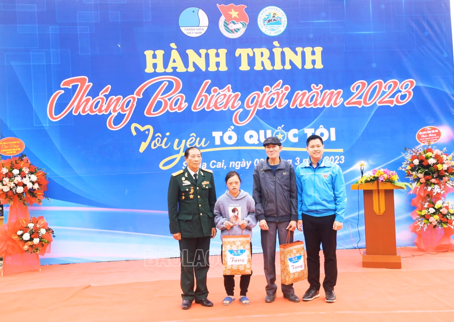 Nhiều phần quà ý nghĩa được trao cho học sinh có hoàn cảnh khó khăn trên địa bàn.
