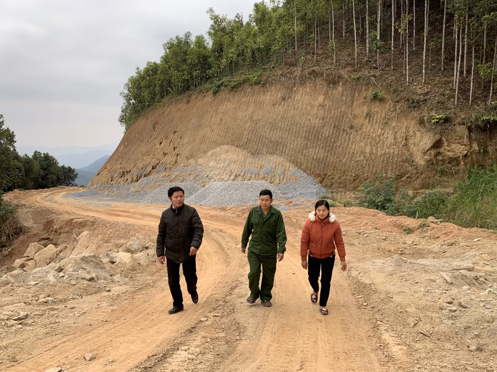 Tuyến đường Nậm Cài - Nậm Xuân được mở rộng phục vụ nhu cầu đi lại giao thương buôn bán của người dân.