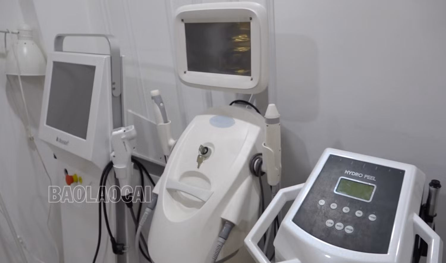 Bảng giá dịch vụ được quảng cáo tại một cơ sở thẩm mỹ. Nhiều máy móc, thiết bị được sử dụng tại các cơ sở thẩm mỹ.