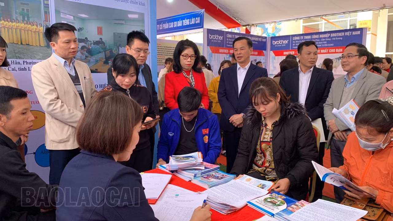 Gần 500 người lao động tham dự Ngày hội việc làm huyện Bảo Thắng năm 2023 ảnh 3