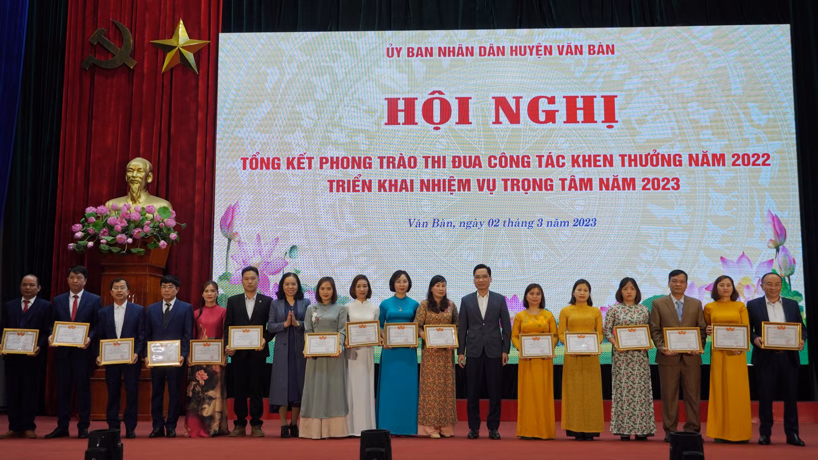 Trao danh hiệu thi đua cho các tập thể và cá nhân.
