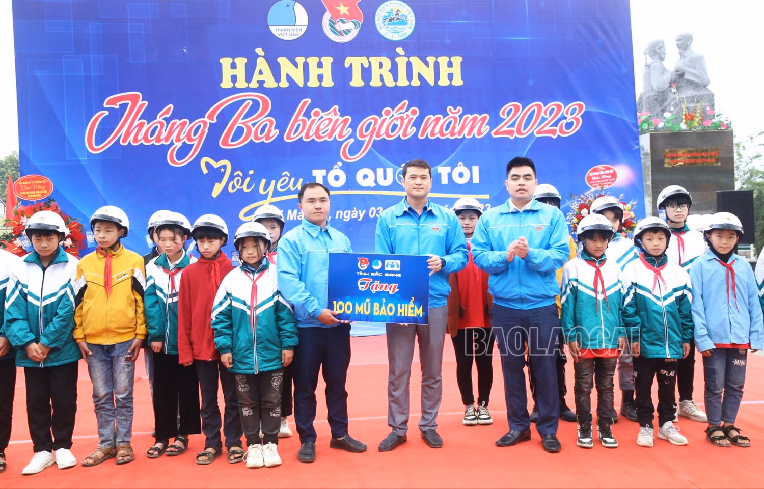 Nhiều phần quà ý nghĩa được trao cho học sinh có hoàn cảnh khó khăn trên địa bàn.
