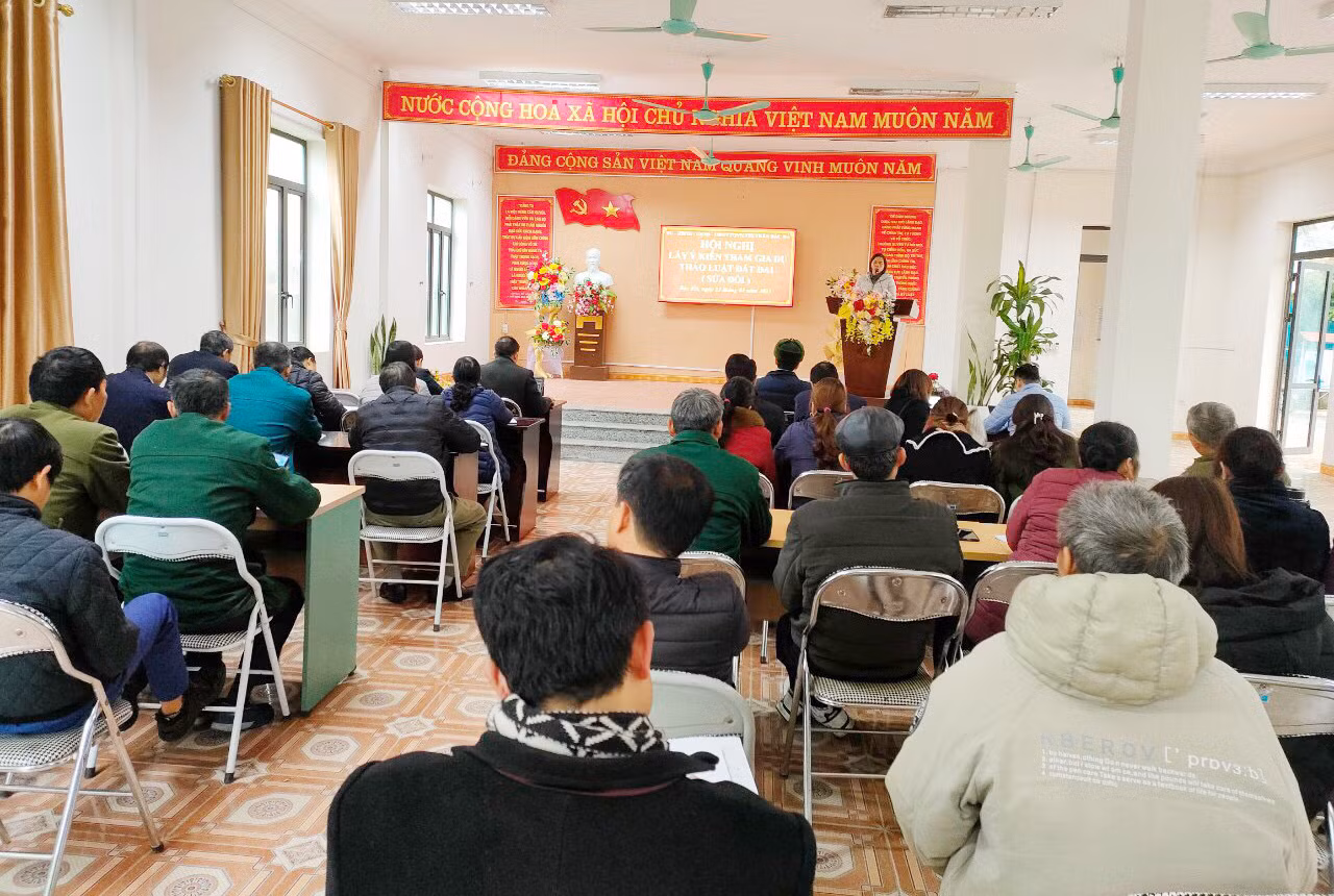 Thị trấn Bắc Hà tổ chức hội nghị lấy ý kiến của người dân đối với Luật Đất đai (sửa đổi).