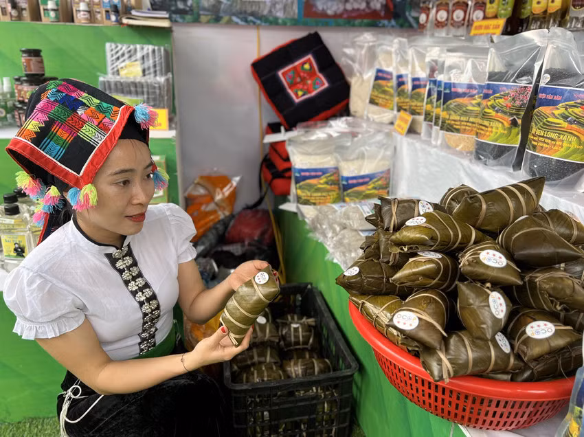 Bánh chưng đen của người Tày Văn Bàn đạt chứng nhận OCOP 3 sao cấp tỉnh.